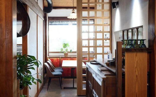 於枚方的山林間！採收時令蔬菜與品嚐當地的蔬菜健康午餐、使用喜歡的香草製作香皂與選擇花材製作原創的花藝瓶