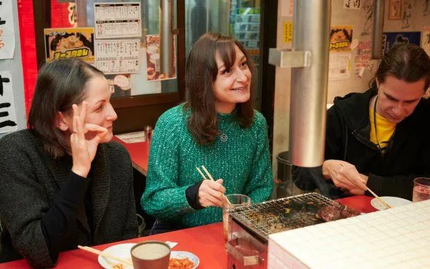 在色彩缤纷的壁画街道「十三」，和当地居民交流的超隐密酒吧巡游之旅