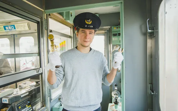 驾驶真实的复古电车。包下整辆电车的驾驶体验！