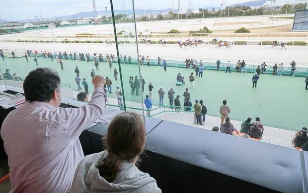 尼崎怀旧之旅～沉醉于昭和复古白日饮酒×赛马体验！～