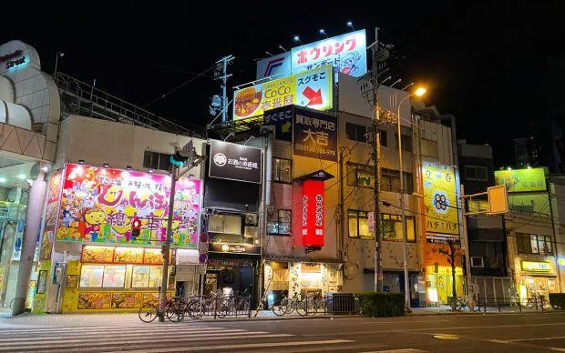 在色彩缤纷的壁画街道「十三」，和当地居民交流的超隐密酒吧巡游之旅