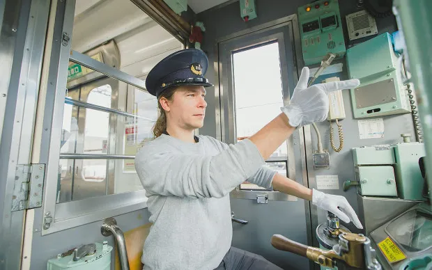 驾驶真实的复古电车。包下整辆电车的驾驶体验！