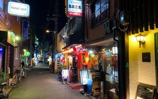 在色彩缤纷的壁画街道「十三」，和当地居民交流的超隐密酒吧巡游之旅