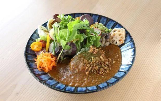 於枚方的山林間！採收時令蔬菜與品嚐當地的蔬菜健康午餐、使用喜歡的香草製作香皂與選擇花材製作原創的花藝瓶