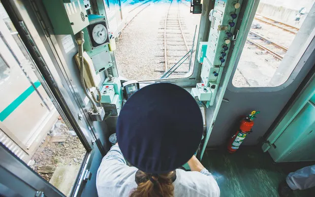 驾驶真实的复古电车。包下整辆电车的驾驶体验！