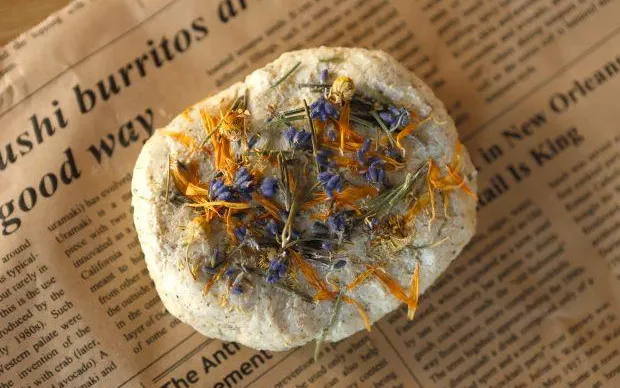 於枚方的山林間！採收時令蔬菜與品嚐當地的蔬菜健康午餐、使用喜歡的香草製作香皂與選擇花材製作原創的花藝瓶