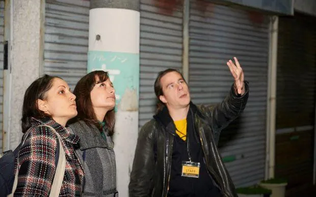 在色彩缤纷的壁画街道「十三」，和当地居民交流的超隐密酒吧巡游之旅