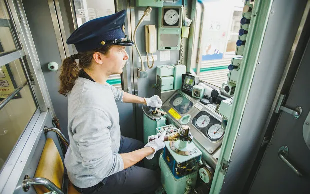 驾驶真实的复古电车。包下整辆电车的驾驶体验！