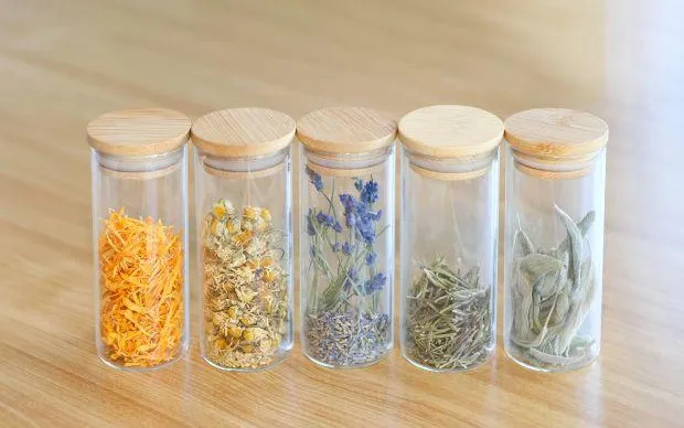 於枚方的山林間！採收時令蔬菜與品嚐當地的蔬菜健康午餐、使用喜歡的香草製作香皂與選擇花材製作原創的花藝瓶