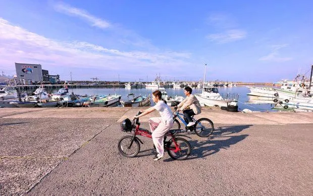A stone’s throw from Kansai Airport: Seaside cycling and marine activity tour in Misakicho