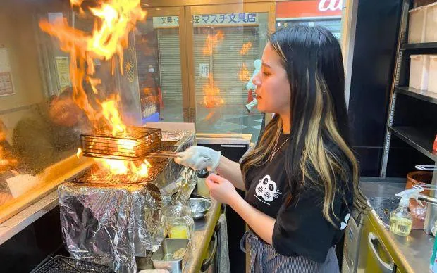 在色彩缤纷的壁画街道「十三」，和当地居民交流的超隐密酒吧巡游之旅