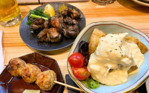 在色彩缤纷的壁画街道「十三」，和当地居民交流的超隐密酒吧巡游之旅