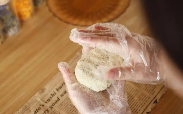 於枚方的山林間！採收時令蔬菜與品嚐當地的蔬菜健康午餐、使用喜歡的香草製作香皂與選擇花材製作原創的花藝瓶