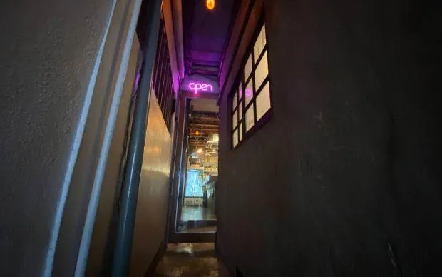 在色彩缤纷的壁画街道「十三」，和当地居民交流的超隐密酒吧巡游之旅