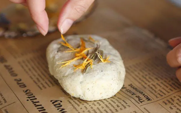 於枚方的山林間！採收時令蔬菜與品嚐當地的蔬菜健康午餐、使用喜歡的香草製作香皂與選擇花材製作原創的花藝瓶