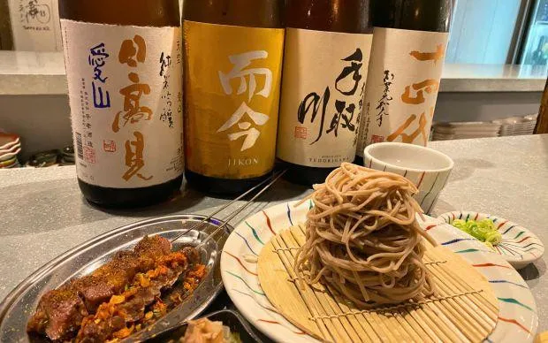 在色彩缤纷的壁画街道「十三」，和当地居民交流的超隐密酒吧巡游之旅