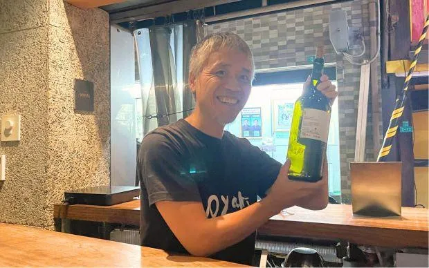 在色彩缤纷的壁画街道「十三」，和当地居民交流的超隐密酒吧巡游之旅