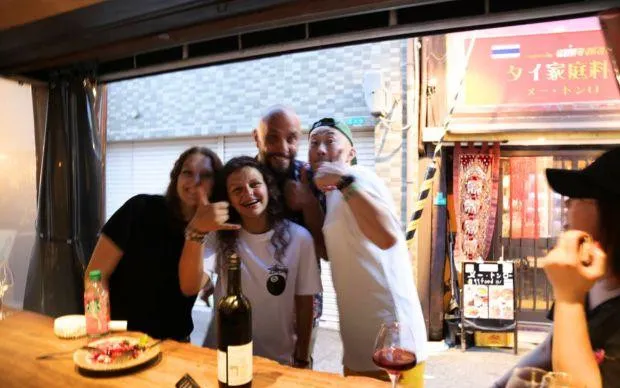 在色彩缤纷的壁画街道「十三」，和当地居民交流的超隐密酒吧巡游之旅