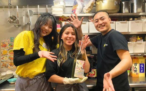 在色彩缤纷的壁画街道「十三」，和当地居民交流的超隐密酒吧巡游之旅