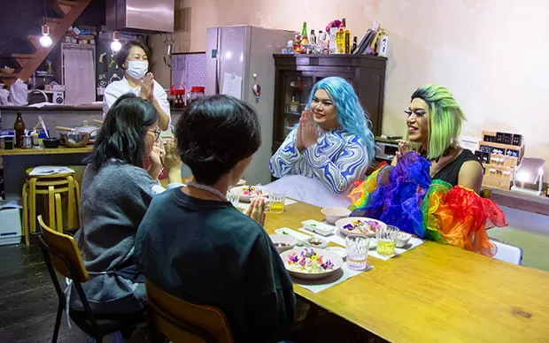 드래그 퀸과 함께 하는 우동 만들기 체험