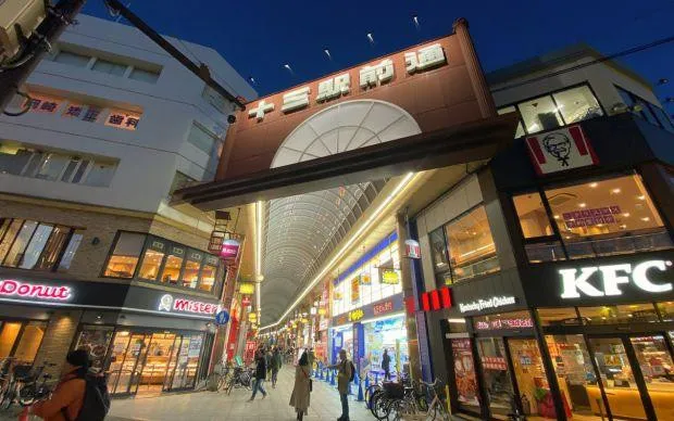 在色彩缤纷的壁画街道「十三」，和当地居民交流的超隐密酒吧巡游之旅