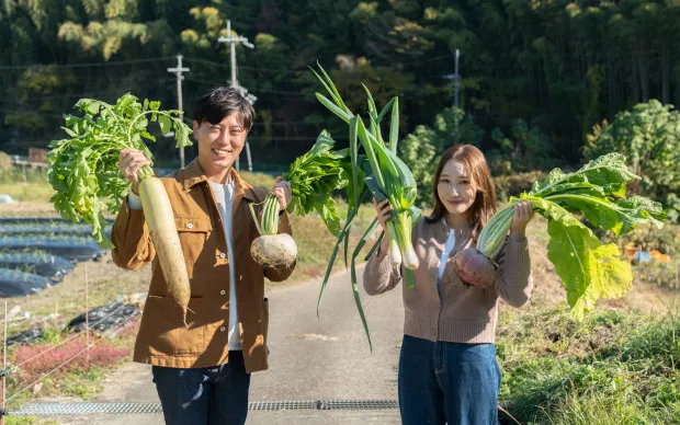 於枚方的山林間！採收時令蔬菜與品嚐當地的蔬菜健康午餐、使用喜歡的香草製作香皂與選擇花材製作原創的花藝瓶