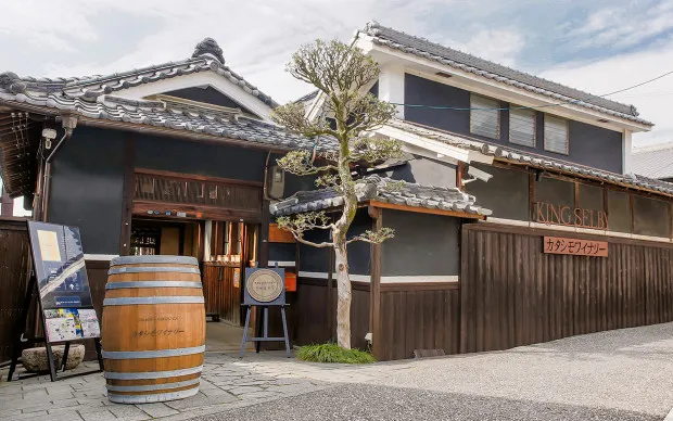 Enjoy scenic vineyards and 3 exquisite wines at the oldest winery in west Japan
