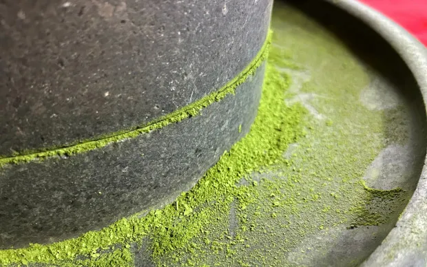 在老字号茶铺里享受以石磨制作抹茶和泡茶体验