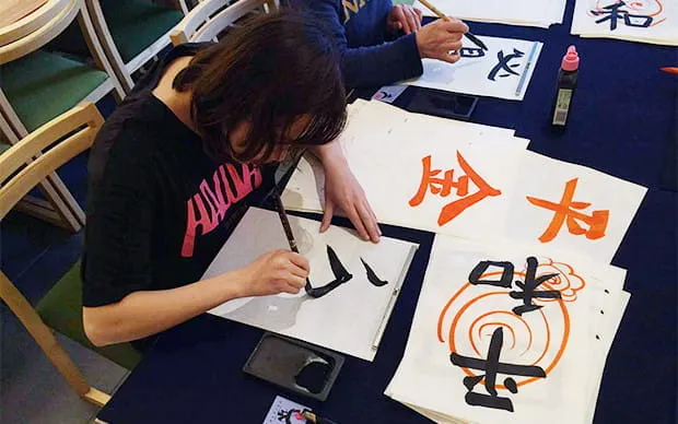 [難波駅近☆書道教室]本格レッスンやスタンディング書道を体験!!