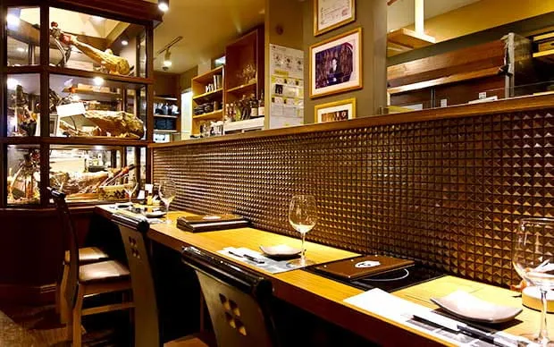 게이 가이드가 동행!프라이빗 나이트 투어 <이베리코 돼지 디너>