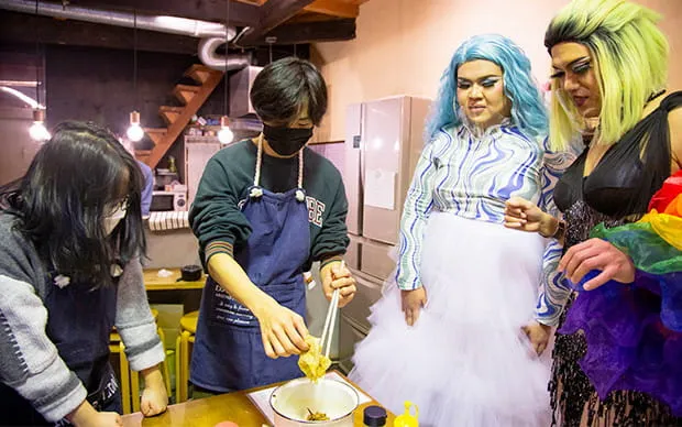 드래그 퀸과 함께 하는 우동 만들기 체험