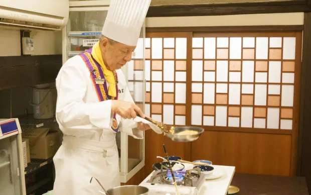 Learn directly from an experienced omurice chef at a famous restaurant!