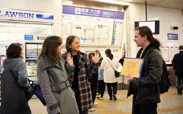 在色彩缤纷的壁画街道「十三」，和当地居民交流的超隐密酒吧巡游之旅