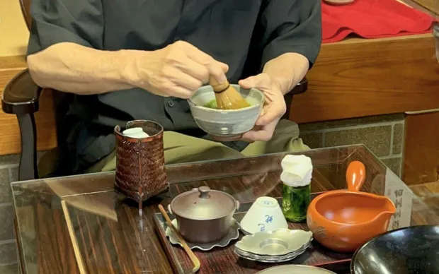 在老字号茶铺里享受以石磨制作抹茶和泡茶体验