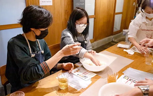 드래그 퀸과 함께 하는 우동 만들기 체험