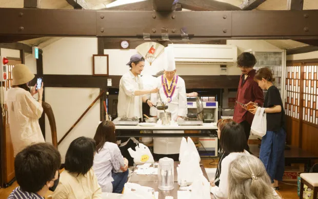 Learn directly from an experienced omurice chef at a famous restaurant!