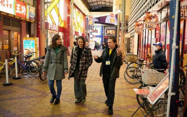 在色彩缤纷的壁画街道「十三」，和当地居民交流的超隐密酒吧巡游之旅