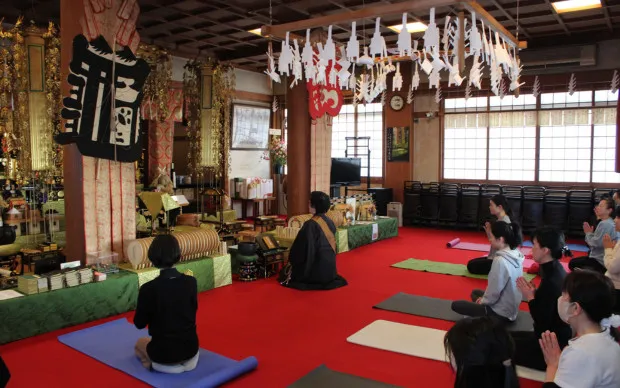 【お寺で朝ヨガ】堺で過ごす心と体を整える特別な時間（グループ貸切プラン）