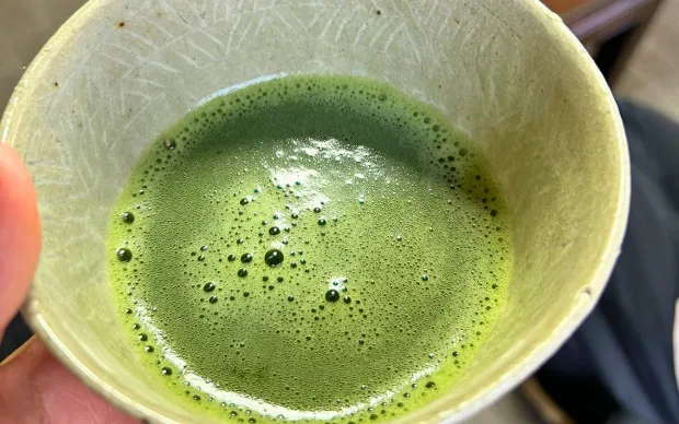 在老字号茶铺里享受以石磨制作抹茶和泡茶体验