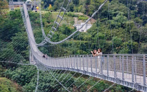 세계에서 세 번째로 긴 현수교를 건너고, 지상 60m 높이까지 오르는 스릴과 절경 액티비티