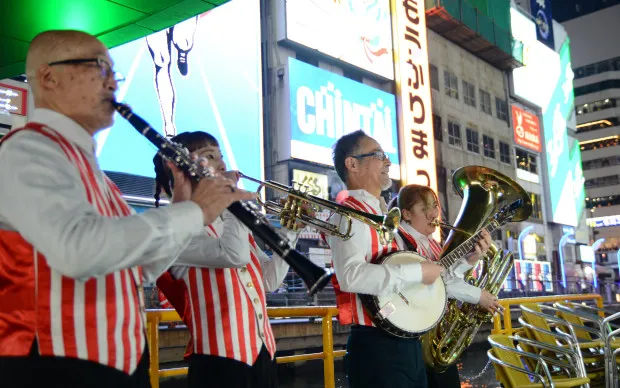 在船上享受專業的現場演奏、乘上爵士樂遊船，沈醉在大阪迷人之夜！