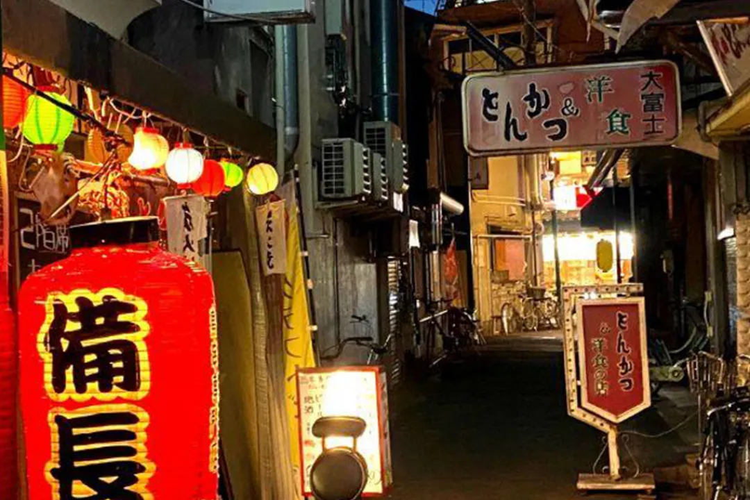 在色彩缤纷的壁画街道「十三」，和当地居民交流的超隐密酒吧巡游之旅#4