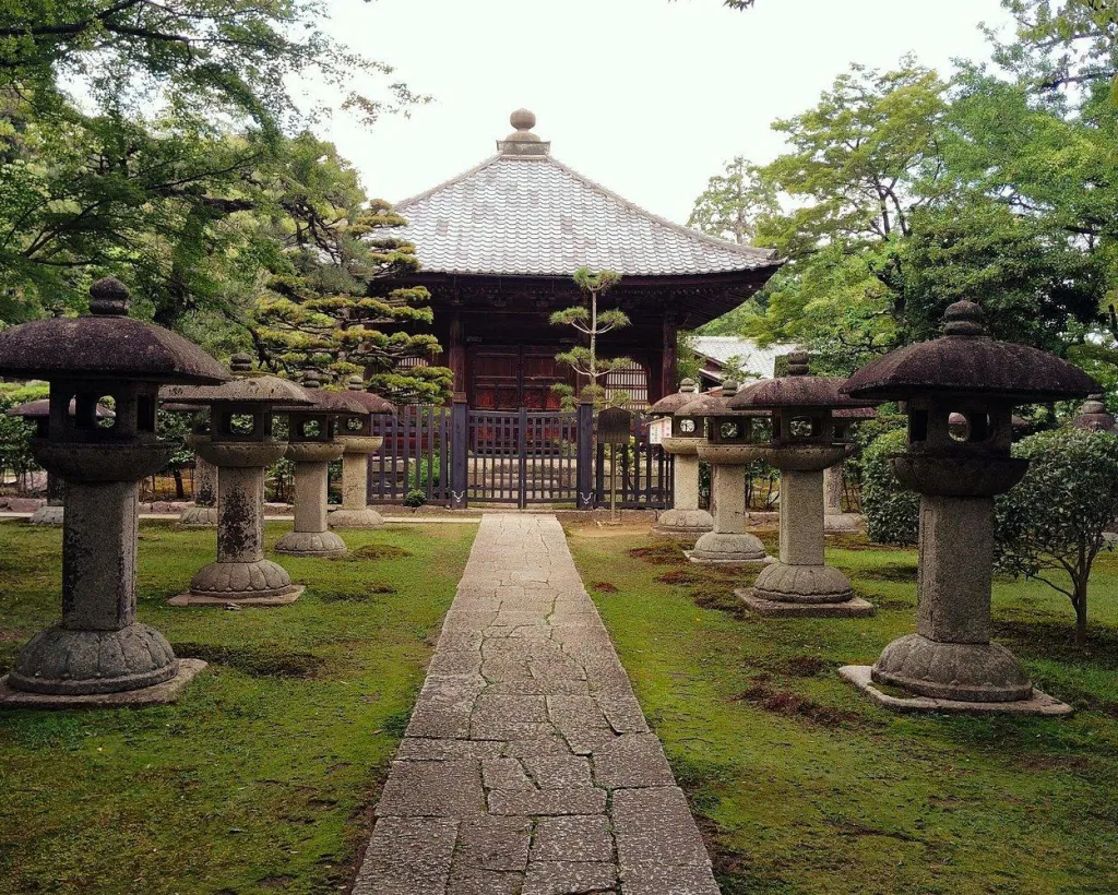 Shiga: Sakamoto Walking Tour of Stone Walls Faith and History#1