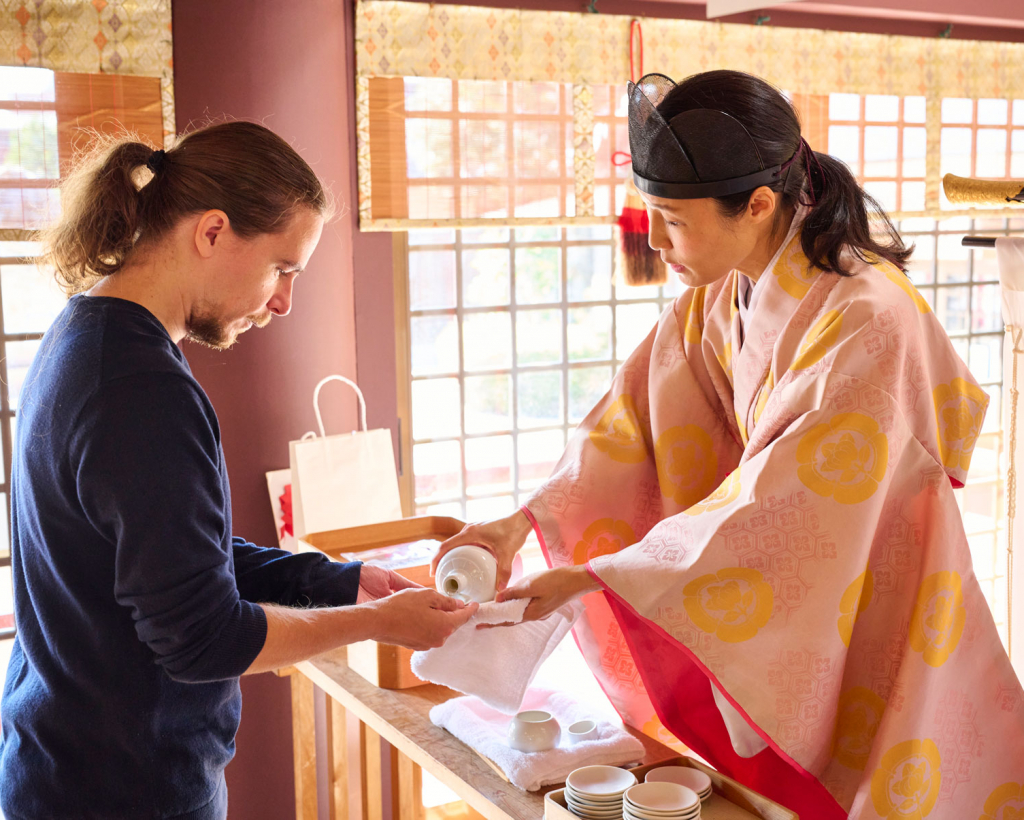 Osaka: Experience the thrill of falconry and mystical prayer ceremonies up close, with a complimentary shrine stamp included#2
