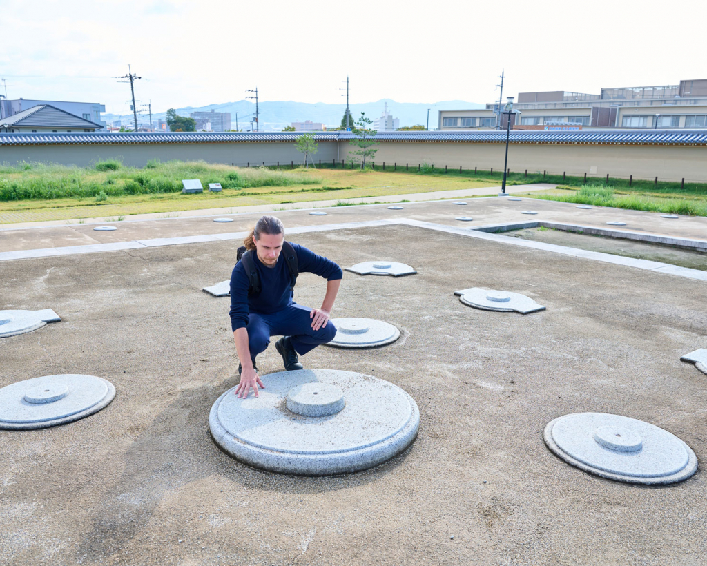 Osaka: Experience the thrill of falconry and mystical prayer ceremonies up close, with a complimentary shrine stamp included#3