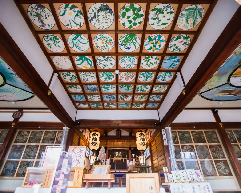 Osaka: Learn about Shrine History from the Chief Priest, See the Flower Ceilings and Make Amulets#1