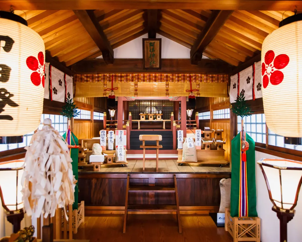 Osaka: Learn about Shrine History from the Chief Priest, See the Flower Ceilings and Make Amulets#5