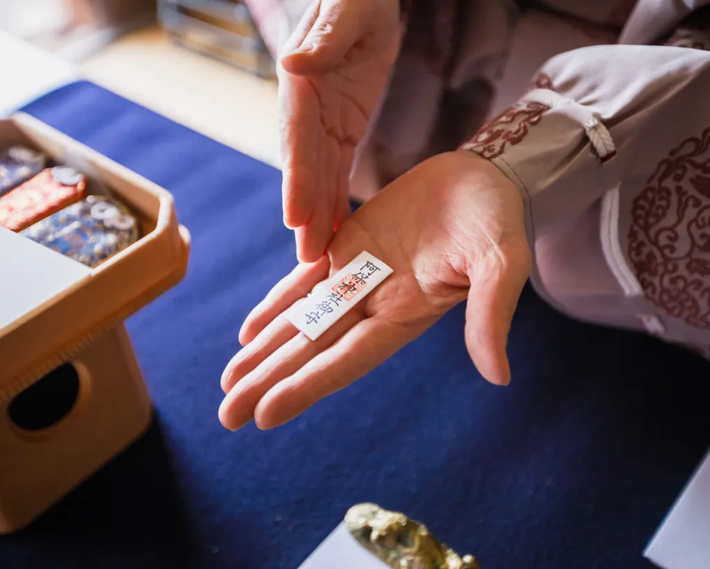Osaka: Learn about Shrine History from the Chief Priest, See the Flower Ceilings and Make Amulets#4