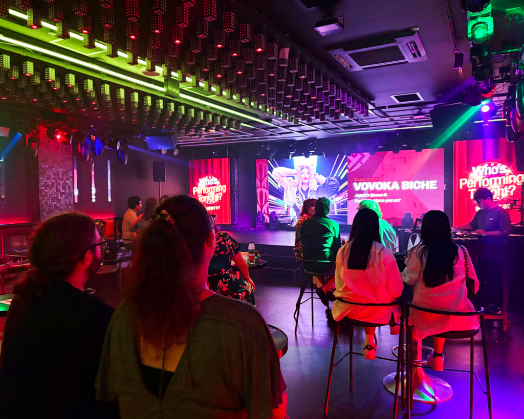 Osaka Namba: Enjoy drinks and an evening show by EBIKEN at Dotonbori#2