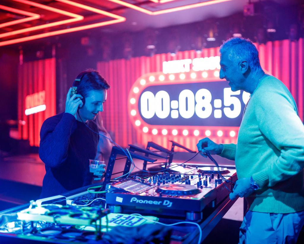 Osaka Namba: Enjoy drinks and an evening show by EBIKEN at Dotonbori#4